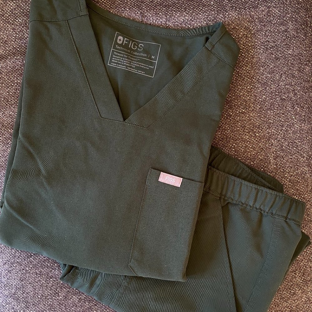 Figs Dark Moss Chisec - Three-Pocket Scrub Top